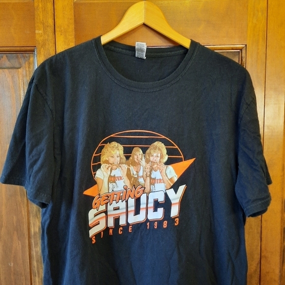 Retro Hooters "Getting Saucy Since 1983" black graphic t-shirt - Picture 2 of 9
